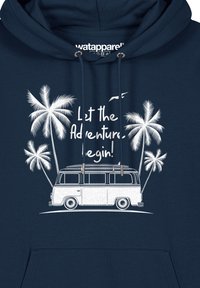 Marine hoodie met een witte afbeelding van een vintage bus met een surfplank, omringd door palmbomen en de tekst "Laat het avontuur beginnen!"