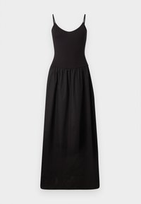 Μαύρο μακρύ φόρεμα με λεπτές ρυθμιζόμενες τιράντες, εφαρμοστό μπούστο, συλλεκτή μέση και λείο ύφασμα, που επεκτείνεται μέχρι το πάτωμα με μια απλή σιλουέτα.