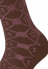 Braune Socken mit einem strukturierten Design, das leichte rosa Blumenmuster, eine gerippte Textur und einen verstärkten Fersenbereich aufweist.