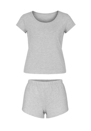 Conjunto de dos piezas en color gris claro que incluye una camiseta de manga corta con escote redondo y unos pantalones cortos a juego con cintura elástica, ambos confeccionados en tela suave.