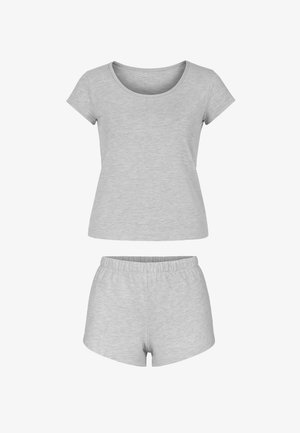 Conjunto de dos piezas en color gris claro que incluye una camiseta de manga corta con escote redondo y unos pantalones cortos a juego con cintura elástica, ambos confeccionados en tela suave.