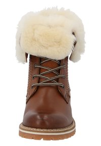 Bota de cuero marrón con un cuello de piel sintética color crema, diseño de cordones y suela texturizada. Presenta ojales de metal y costuras blancas contrastantes.