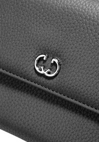 Grau lederne Handtasche mit einer strukturierten Oberfläche, ausgestattet mit einem silbernen Doppel-G-Logo und gesteppten Details. Das Design ist kompakt und elegant.