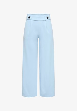 Jasnoniebieskie spodnie o szerokich nogawkach z wysokim stanem i czarnymi guzikami na patkach w pasie, z przodu zakładki, bez widocznych kieszeni.