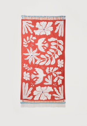 Κόκκινο ορθογώνιο ύφασμα με άσπρα λουλουδένια και πουλιών σχέδια, μπλε πουά λεπτομέρειες και φουντωτές άκρες με ριγέ περιθώρια στην κορυφή και στο κάτω μέρος.