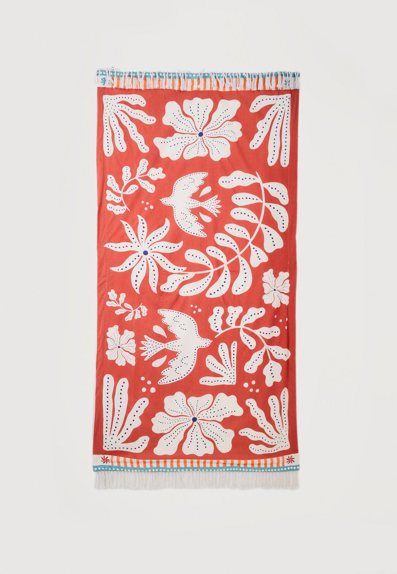 Κόκκινο ορθογώνιο ύφασμα με άσπρα λουλουδένια και πουλιών σχέδια, μπλε πουά λεπτομέρειες και φουντωτές άκρες με ριγέ περιθώρια στην κορυφή και στο κάτω μέρος.