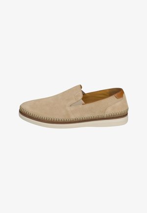 Scarpa slip-on in suede beige con cuciture a contrasto, toppa sul tallone in pelle color cuoio e suola in gomma bianca.