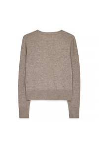 Pull en maille beige avec un col rond, des manches longues et un ourlet côtelé. La texture semble douce et légèrement duveteuse.