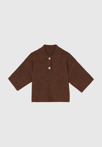Pull-over marron en tricot à manches courtes avec un col pointu, présentant deux boutons blancs à l'avant et des bords côtelés.