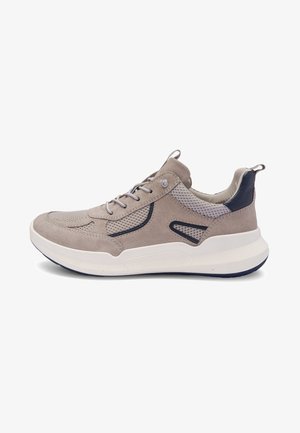 Hellgrauer Wildledersneaker mit Mesh-Einsätzen, marineblauen Akzenten, weißer Sohle und Laschen an Zunge und Ferse, Seitenansicht.