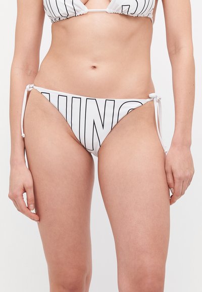 Hvid bikini med sorte lodrette striber, som har en halterneck-top og justerbare snore i siderne på bunden for en tilpasselig pasform.