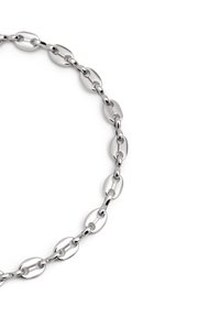 Catena in metallo argentato con anelli ovali, caratterizzata da una superficie liscia e lucida e un design uniforme. Ogni anello è collegato in modo seamless, creando un anello continuo.