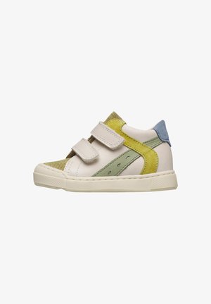 Baskets pour enfants en crème avec accents en suède vert et jaune, languette de talon bleue et deux sangles réglables à scratch.