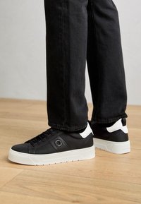 Non sélectionné, black