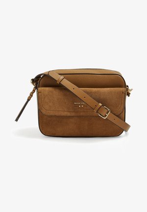 Brązowa torba na ramię ze skóry i zamszu, z przednią kieszenią na klapę, regulowanym paskiem oraz złotymi detalami klamry i zamka.
