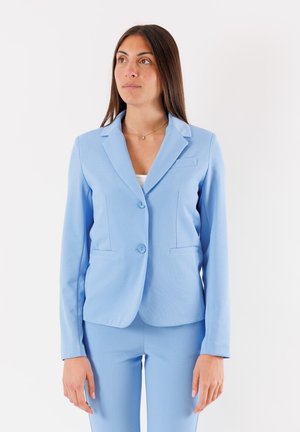 Blazer celeste realizzato in tessuto liscio, con colletto a revers, due bottoni e tasche frontali. Vestibilità sartoriale con maniche lunghe.