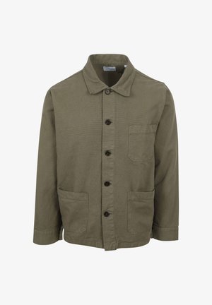 Chaqueta de color verde oliva, de botón, hecha de tela texturizada; cuenta con un collar en punta, dos bolsillos frontales y cinco botones marrones.