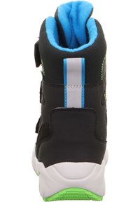 Scarpa sportiva nera con collo alto, fodera in pile blu, dettagli bianchi e blu, e suola verde. Presenta cinturini in velcro per la chiusura.
