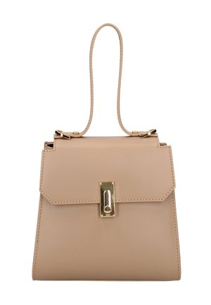 Borsa a mano in pelle beige con forma strutturata, chiusura rettangolare dorata e manico superiore singolo e sottile su sfondo bianco.
