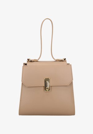 Sac à main en cuir beige à forme structurée, fermoir rectangulaire doré et anse fine unique sur le dessus, sur fond blanc.