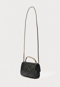 Μαύρη τσάντα χειρός από δερματίνη με καπιτονέ σχέδιο και λουρί αλυσίδας σε χρυσό τόνο καθώς και λαβή. Διαθέτει ορθογώνιο σχήμα με υφή φινιρίσματος.