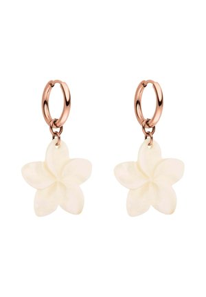 Creolen aus Roségold mit hängenden weißen fünfblättrigen Blumenanhängern, glatte und polierte Oberfläche, präsentiert auf weißem Hintergrund.