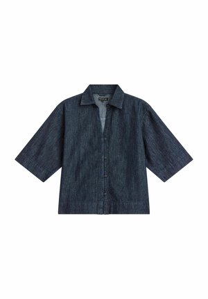 Mørkeblå denim kortærmet skjorte med brede ærmer og spids krave, vist fladt på en hvid baggrund.