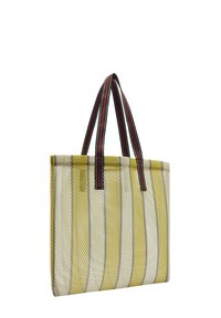 Siatkowata torba na zakupy w żółto-szare paski, z podwójnymi czarno-czerwonymi uchwytami, w kształcie prostokąta oraz teksturowaną powierzchnią o oddychającym wzornictwie.