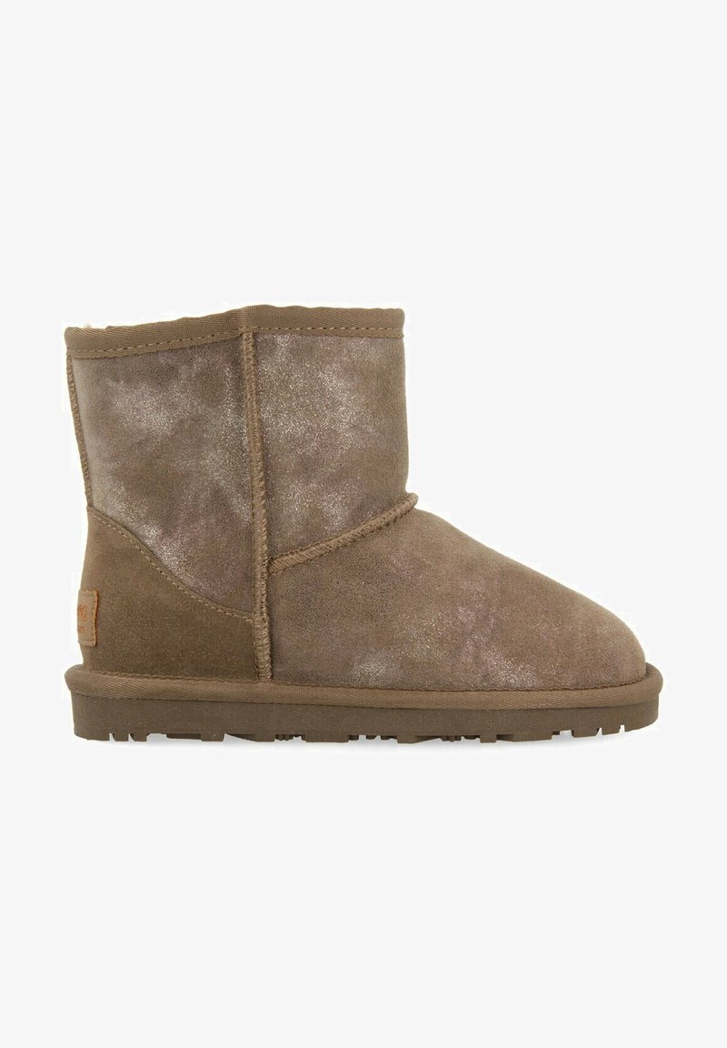 Bottines en daim marron avec des accents métalliques, bout rond, détails cousus et semelle en caoutchouc texturée pour une meilleure adhérence.