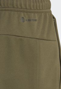 adidas Performance TRAIN ESSENTIALS SHORTS - Pantalón corto de deporte - olive strata/black