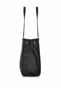 Czarna skórzana torebka na ramię o fakturze, z długimi regulowanymi paskami oraz dwoma srebrnymi zatrzaskami na przednim panelu.