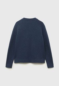 Námořnický modrý pletený svetr s ribovaným kulatým výstřihem a manžetami, s texturovaným povrchem a raglanovými rukávy, navržený pro volné nošení.
