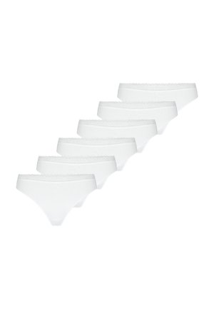 Six sous-vêtements en coton blancs de style bikini avec bordure en dentelle, disposés en diagonale sur un fond blanc.