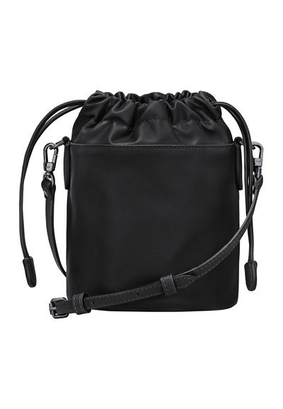 Schwarze Satin-Zugtasche mit glatter Textur, verstellbarem Tragegurt und silbernen Hardware-Akzenten. Kompakte rechteckige Form mit sanften Falten.