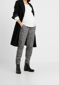 MAMALICIOUS Spodnie materiałowe