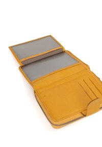 Geel leren portemonnee met een ritsluiting, met een gladde textuur, meerdere kaartsleuven en twee doorzichtige ID-vensters aan de binnenzijde.