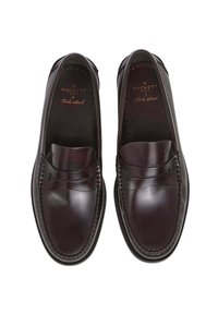 Donker bordeauxleren loafers met een moccasinontwerp, decoratieve band en contrasterende stiksels. Gladde afwerking en ronde neus.