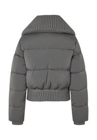 Jachetă puffer scurtă gri, cu guler și mansete cu margini ondulate, având o textură exterioară netedă și panouri orizontale cusute.
