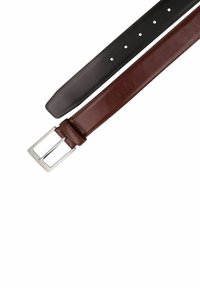 Cinture in pelle marrone e nera con fibbia in metallo argentato; entrambe presentano una superficie liscia e più fori di regolazione.