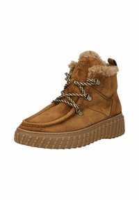 Botas de tobillo de ante beige con un cuello de peluche, con cordones estampados y una suela de goma texturizada. Se aprecia un detalle de costura lateral.