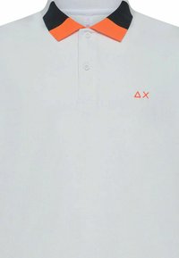 Polo bianco con colletto a coste nero e arancione, patta con tre bottoni e piccolo logo arancione sul petto. Texture liscia.