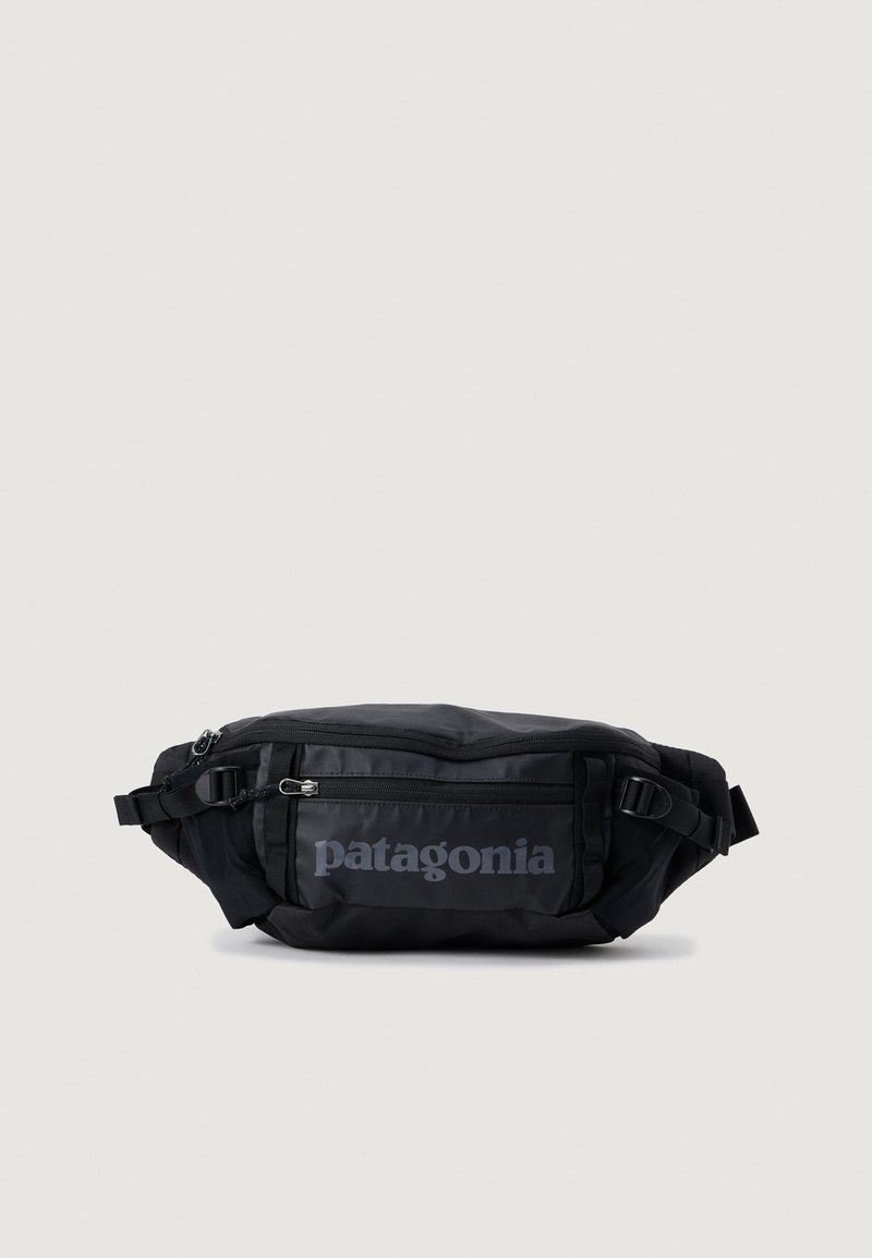 Juodas „Patagonia“ juosmens krepšys su elegantišku, išlenktu dizainu. Yra priekinis užtrauktuko kišenė ir reguliuojama juosta. Pagamintas iš patvarios medžiagos su logo detale.