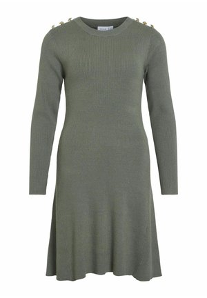 Rib gebreide lange mouw jurk in olijfgroen met een getailleerde top en een vloeiende rok, voorzien van decoratieve gouden knopen op de linkerschouder.