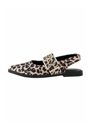 Beige og sort leopardmønstret slingback sko med en bred rem og guldhardware. Flad sål, spids tå og tekstureret overdel.