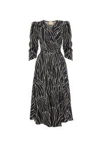 Czarna sukienka kopertowa z białymi falistymi liniami, długimi bufkami i pasującym paskiem. Materiał wydaje się gładki, o swobodnej sylwetce.