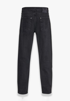 Zwarte denim jeans met een rechte snit, voorzien van twee achterzakken en een tailleband. De stof heeft een gladde textuur en minimale details.