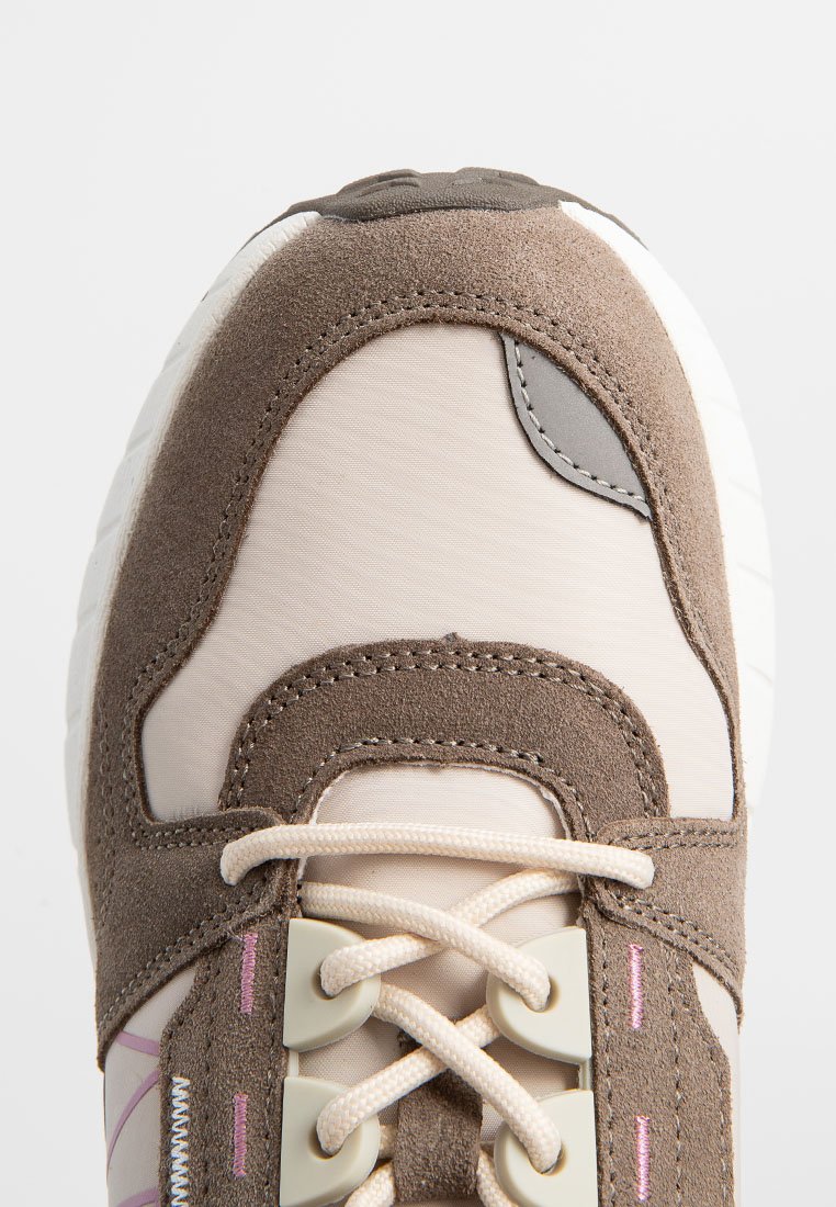 Sneaker in suede marrone e tessuto beige con suola crema, design con lacci, accenti in gomma e dettagli di cucitura rosa sottile.