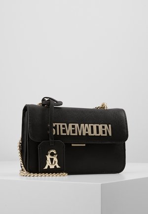 Schwarze Leder-Umhängetasche mit goldener Kettenriemen und goldenem "STEVEMADDEN"-Logo auf der Vorderklappe, auf weißer Oberfläche platziert.