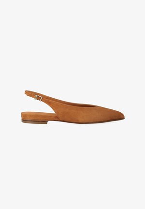 Chaussure plate slingback en daim marron avec bout pointu et bride ajustable à boucle argentée sur fond blanc.