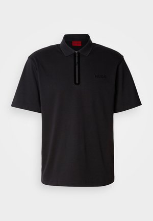 Sort polo shirt med lynlås krave, korte ærmer og et diskret præget "HUGO" logo foran. Glat, letvægtsstof.